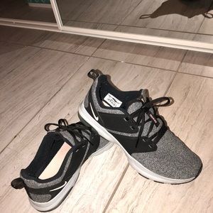 LOW PRICE Brand new nikes in size 9.